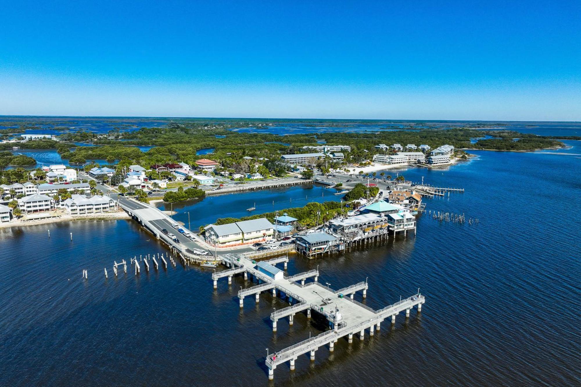 Beachfront Cedar Key Retreat With Pool Access! ภายนอก รูปภาพ