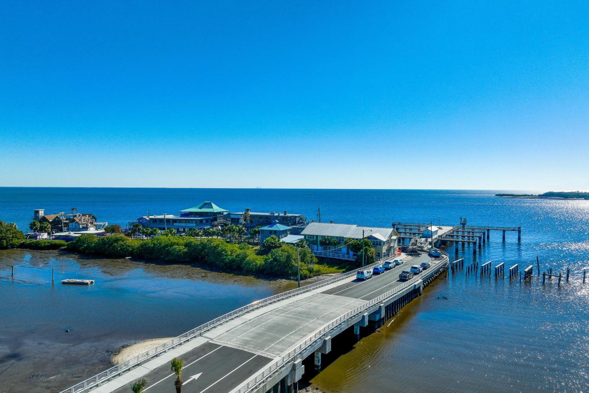 Beachfront Cedar Key Retreat With Pool Access! ภายนอก รูปภาพ