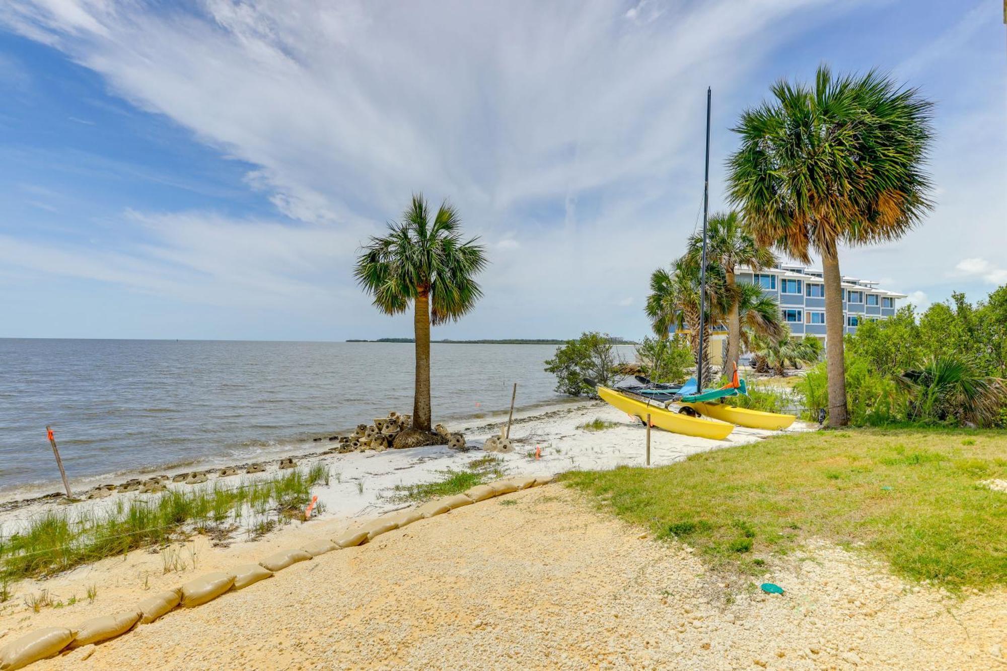 Beachfront Cedar Key Retreat With Pool Access! ภายนอก รูปภาพ