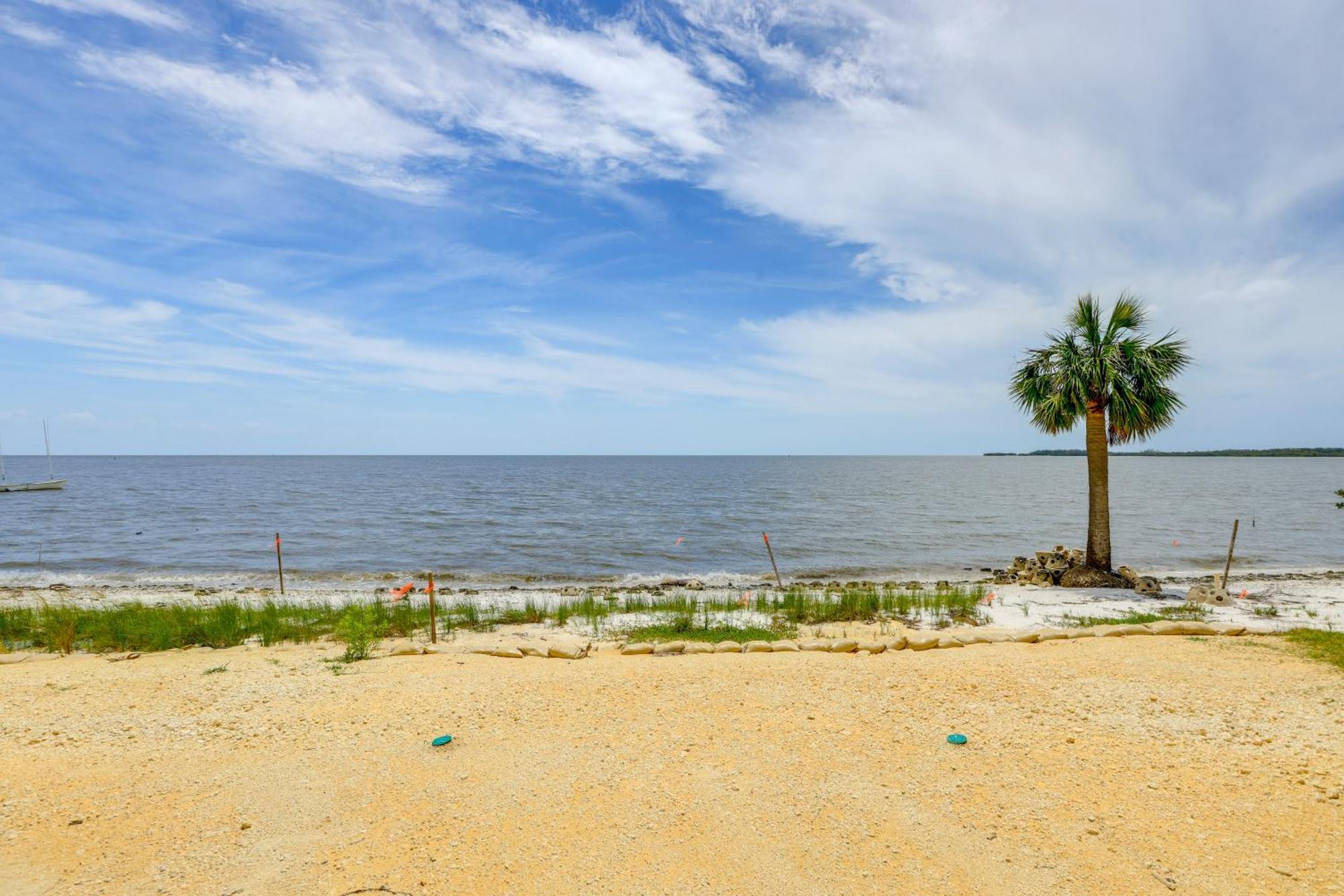 Beachfront Cedar Key Retreat With Pool Access! ภายนอก รูปภาพ